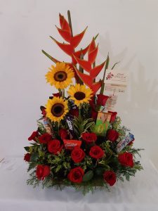 arreglo floral con rosas y chocolates-Cumplea帽os