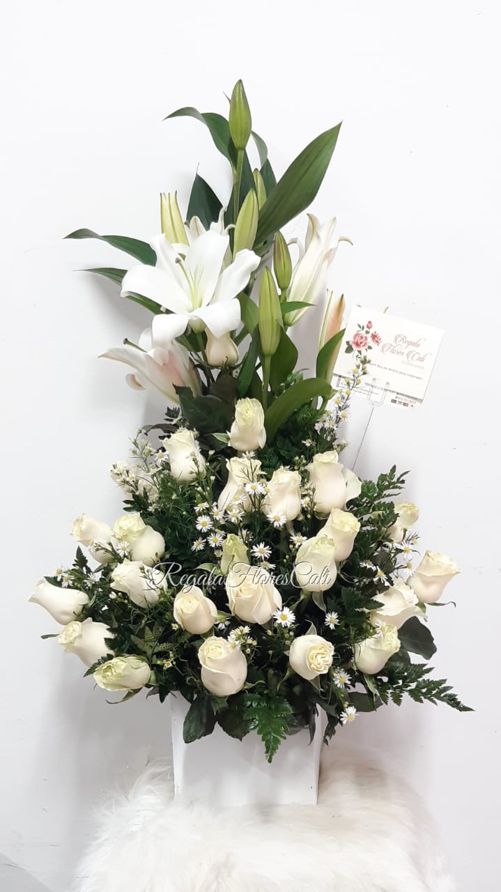 Arreglo floral rosas blancas cali - Regala Flores Cali